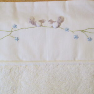 Housse de matelas à langer – écureuil fleurs bleues
